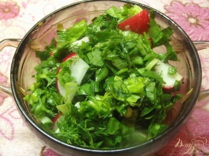 Готово! Подавайте салат сразу после приготовления, чтобы зелень не потеряла внешний вид (не завяла). Кушайте на здоровье!=)