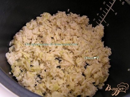 Смешать капусту с рисом, выложить в чашу мультиварки, смазанную растительным маслом.