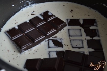 В сливках растопить шоколад.