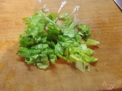 Салат листовой нужно выбирать внимательно, чтобы он не был горьким. Иначе салат будет испорчен.