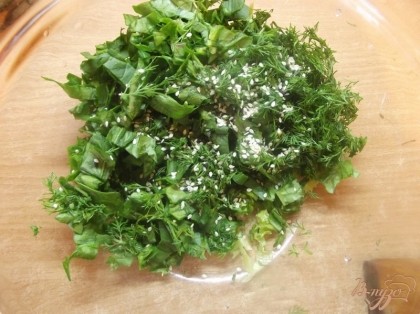 Кунжут подмешайте в салат и добавьте соль (щепотку, не больше).