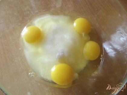 Яйца смешиваем с сахаром и миксером взбиваем в пышный крем.