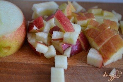Яблоко так же нарезать на кубики.