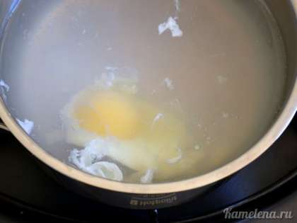 Приготовить по рецепту яйцо-пашот.
