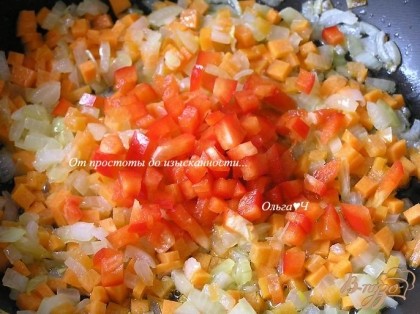 Мелко нарезать лук, морковь и сладкий перец, обжарить до мягкости на растительном масле.