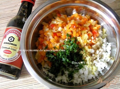 К рису добавить обжаренные овощи, измельченный чеснок, соевый соус, рассол и рубленную зелень, перемешать.