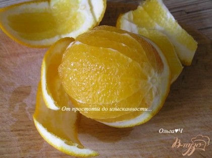 Апельсин филировать, разобрав на дольки. Очистить и нарезать кубиками авокадо.