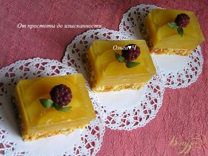 Готово! Каждое пирожное украсить малинкой и листиками мяты. Приятного аппетита! :)