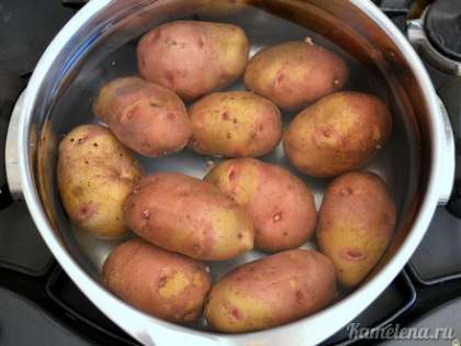 Картофель отварить в подсоленной воде в «мундире» в течение 30-40 минут, до полной готовности.