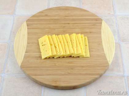 Сыр порезать на такое же количество тонких пластинок.