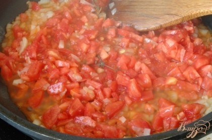 Добавить измельченную мякоть помидоров. Все вместе тушить на среднем огне, посолив и приправив перцем по вкусу. Масса должна уварится, чтобы не было жидкости.