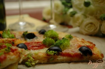 Готово! Пицца в итальянских тонах готова, такая вкусная и полезная! Рекомендую!)