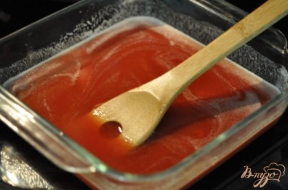 Разогреть духовку до 180 гр. В жаропрочное блюдо вылить томатный соус, пиво , коричневый сахар. Все смешать. Посолить и поперчить по вкусу.