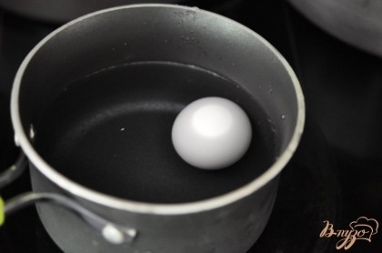 Вымыть скорлупу яйц осторожно,затем отварить яйца до полу готовности или полной готовности, очистить.