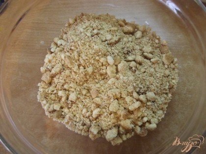Песочное печенье превратите в крупную крошку.