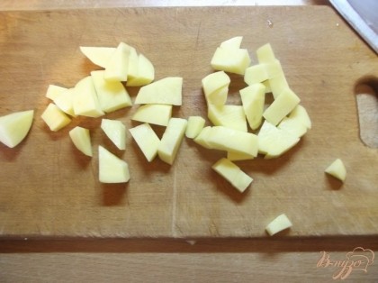 Картофель очистите и нарежьте крупными кубиками.