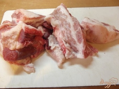 Мясо нарезаем кусочками размером с кулак.