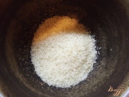 Для приготовления необходимо использовать рис пропаренный или неочищенный, чтобы он не разваривался. Промойте рис несколько раз после чего поставьте варится до готовности.