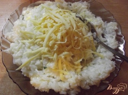 Сыр, пока рис еще горячий, натрите на крупной терке и перемешайте. Чтобы рис растаял.