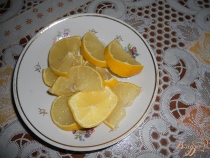 Лимон тоже нарезаю довольно крупно, если есть косточки, то их надо извлечь.