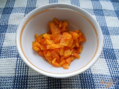Вареную морковку чищу и также нарезаю.