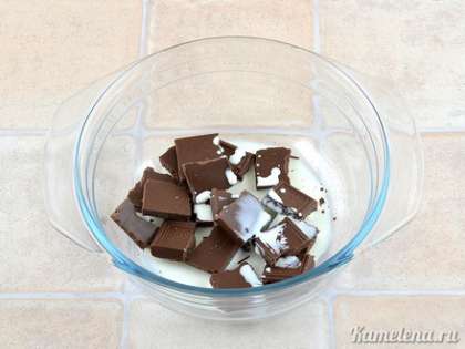 Шоколад поломать на кусочки (2 дольки отложить), добавить 2 ст.л. сливок. Растопить шоколад со сливками в микроволновке или на водяной бане.
