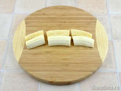 Бананы почистить, разрезать каждый банан вдоль пополам, затем поперек на три части.