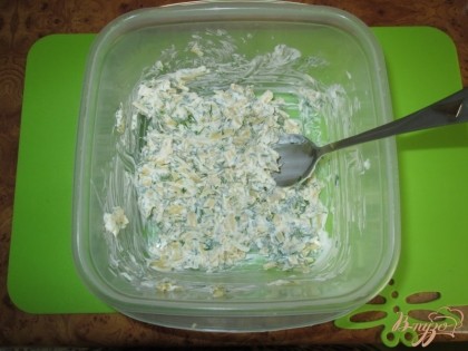 В сыр выдавить чеснокодавилкой несколько зубчиков чеснока и добавить мелко порезанный укроп. Заправить майонезом и перемешать.