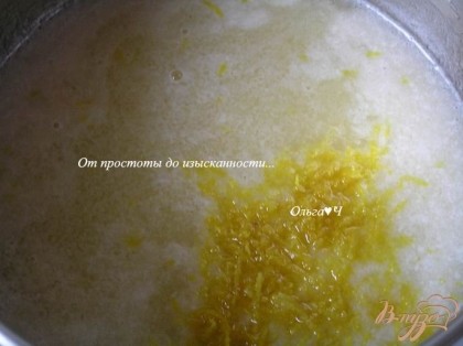 Приготовить дынно-лимонное желе. Мякоть дыни поместить в чашу блендера и измельчить. Добавить сок и цедру лимона, сахар и крахмал, перемешать.