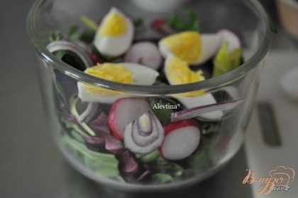 Яйца отварить , очистить , разрезать дольками.  Выложить салатную смесь с овощами по тарелкам, сверху яйцо дольками, оливки.