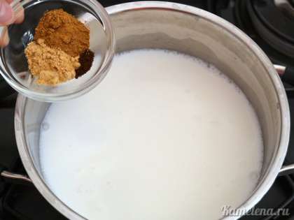 Молоко и воду налить в кастрюльку. Добавить пряности.