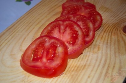 Помидоры, вырезав попку, нарезать кружками. Вырезайте попку аккуратно, чтоб максимально сохранить целосность помидора.Потом, помидор нарезать кружками.