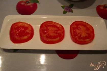 На блюдо выложить помидоры. Не солите их. В этом случае, помидоры не дадут влаги.