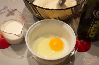 Смешиваем жидкие продукты. В единой миске смешайте молоко, яйцо, растительное масло.