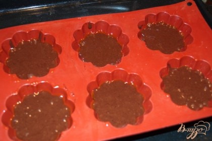 Формочки (даже силикон) смазать маслом. Выложить  шоколадное тесто на 3/4 формы.