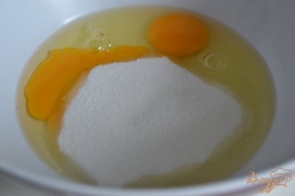 Яйца и сахар взбить в пену.