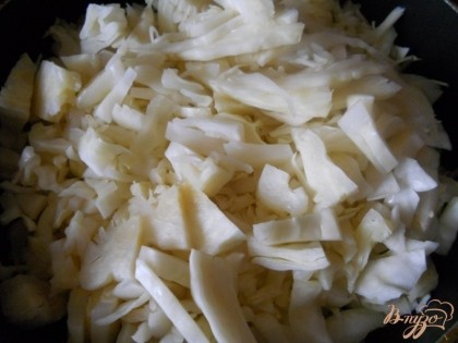Выкладываю капусту в сковороду с растительным маслом, слегка обжариваю.