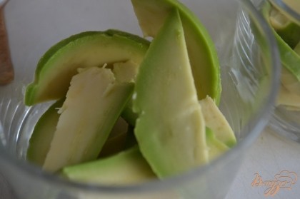 Дольки авокадо разложить на дно стаканчиков и выложить смесь из перловой крупы с апельсином.