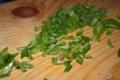 Любую зелень измельчить. Мяту тоже нарезать меленько. К этому салату идет отлично как петрушка так и укроп ( я взяла по чуть- чуть петрушки и зеленого лука). Мята является тонкой ноткой вкуса.