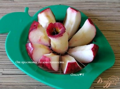 Яблоки вымыть, удалить сердцевину.