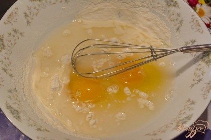 Муку просеять дважды. Добавьти яйцо, воду, соль. Все замесить до состояния однородного плотного теста.