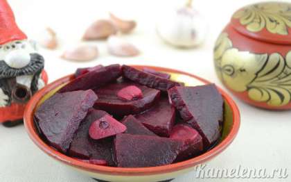 Маринованную свеклу можно использовать для салатов (например, винегрета), первых блюд или в качестве гарнира к картофелю.
