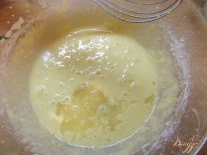 Понемногу, порциями вводим муку смешанную с содой и разрыхлителем. Добавляем сок лимона (выжимаем из целого лимона).