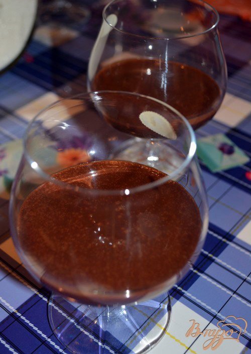 Полученный шоколадный мусс разлить по бокалам или креманкам. Перенесите бокалы в холодильник на 20 минут. Не трясите их, чтоб уровень шоколадного мусса оставался неизменным. Через 20 минут шоколад застынет.