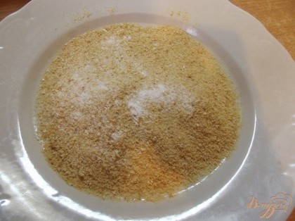 Смешиваем на плоском блюде панировочные сухарики, соль и приправу для курицы.