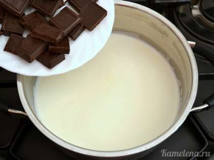 Остальное молоко и сливки налить в кастрюлю с толстым дном, добавить шоколад.
