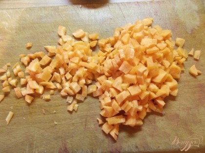 Морковь нарежьте мелкими кубиками или натрите на крупной терке.