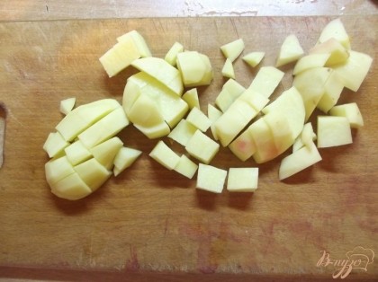 Картофель нарежьте кубиками среднего размера, как на борщ.