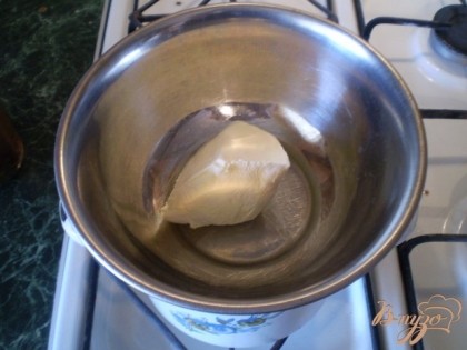 Сразу ставим на баню топится маргарин.