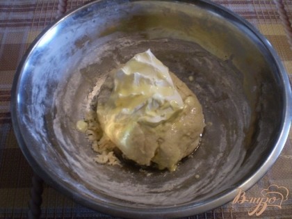 Добавляем мягкий маргарин и растительное масло. Вмешиваем их в тесто.